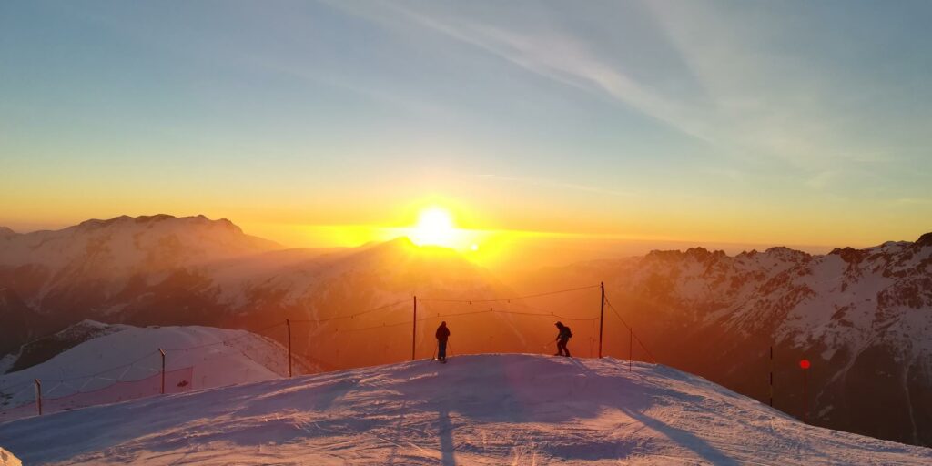 Coucher de soleil sur les pistes de ski