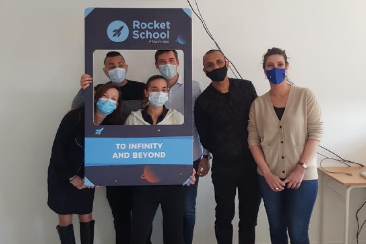Les étudiants de la Rockets School Lyon qui réalise un challenge commercial pour Agrume